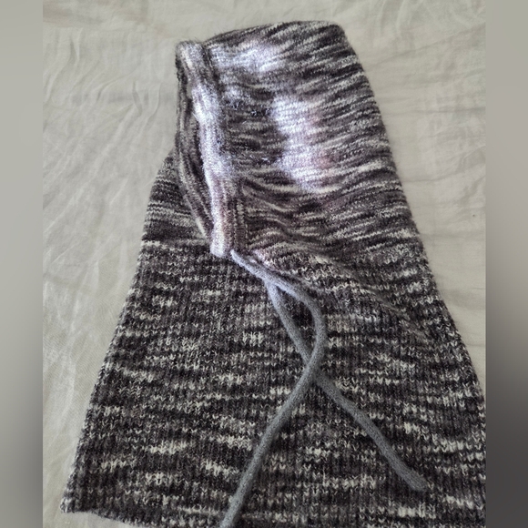 Free People Women's  Knitted Hood - Scarf / Balaclava. Gray / Black And White - Picture 4 of 7